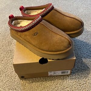 Ugg Tazz size 5 kids chestnut Brand new in box